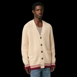 Cardigan AMI Paris laine vierge côtes collège beige bande rouge patch cœur dos