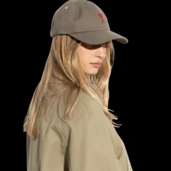 Casquette AMI Paris gabardine de coton peau de pêche gris vert broderie cœur rouge