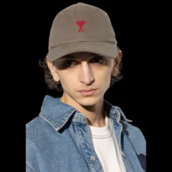 Casquette AMI Paris gabardine de coton peau de pêche gris vert broderie cœur rouge