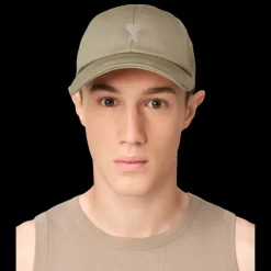 Casquette AMI Paris satin de coton vert olive broderie cœur ton sur ton