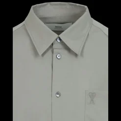 Chemise manche courte AMI Paris coton beige gris poche poitrine broderie cœur logo