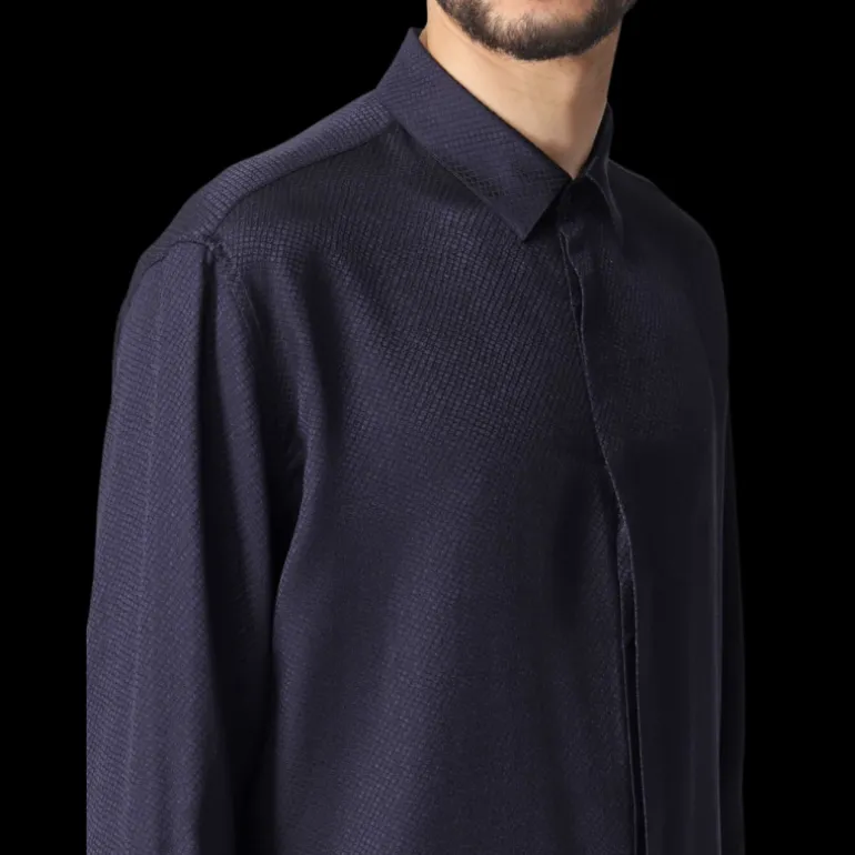 chemise manches longues SAINT LAURENT soie mate et brillante motif ton sur ton bleu nuit