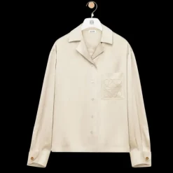 Chemisier pyjama LOEWE soie ivoire poche anagramme