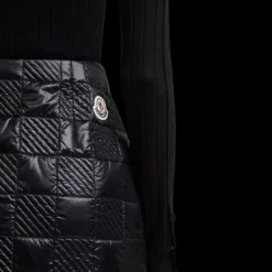Mini jupe MONCLER nylon noir motif damier matelassé