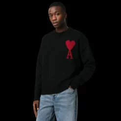 Pull col rond AMI Paris laine mérinos noir broderie gros cœur rouge