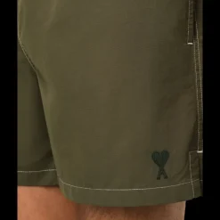 Short de bain AMI Paris toile technique kaki broderie cœur kaki