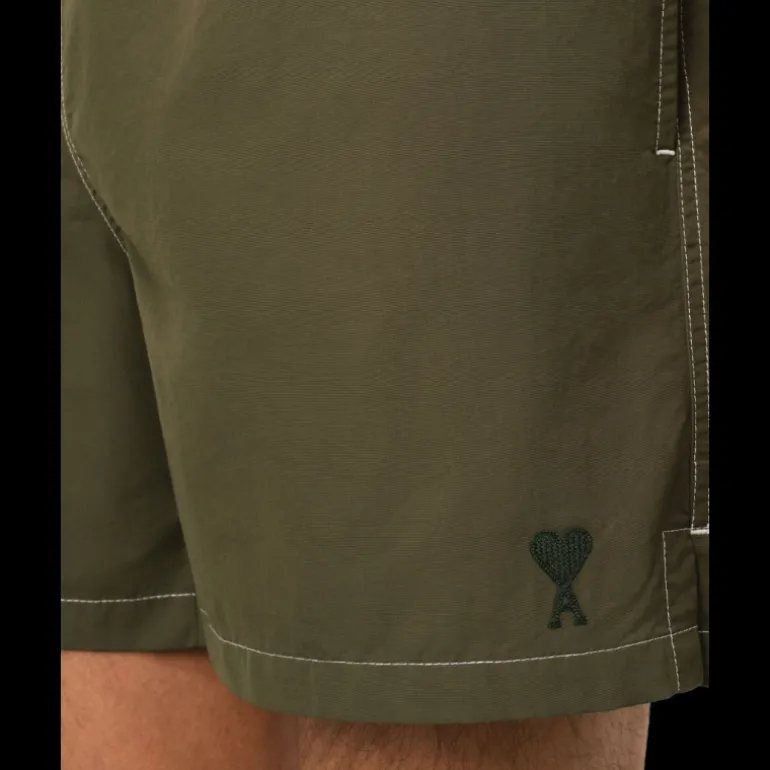 Short de bain AMI Paris toile technique kaki broderie cœur kaki