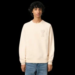 Sweatshirt AMI Paris col rond coton bio molleton épais écru patch cœur maille