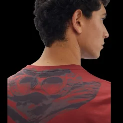 T-shirt CP COMPANY col rond jersey coton rouge imprimé capuche lunettes dos